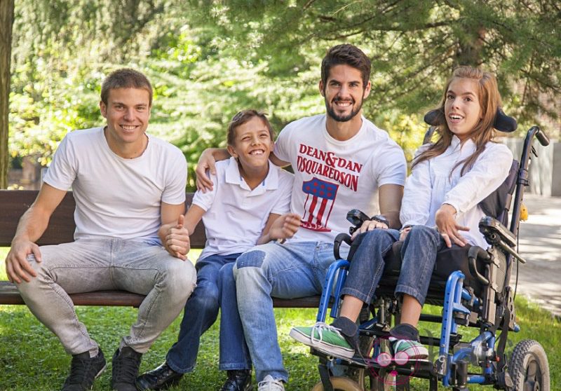 Illarramendi e Isco posan junto a niños con discapacidad para el calendario solidario del Hospital de San Rafael