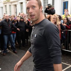 Chris Martin a su llegada al estudio para grabar la canción en apoyo al ébola