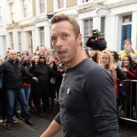 Chris Martin a su llegada al estudio para grabar la canción en apoyo al ébola