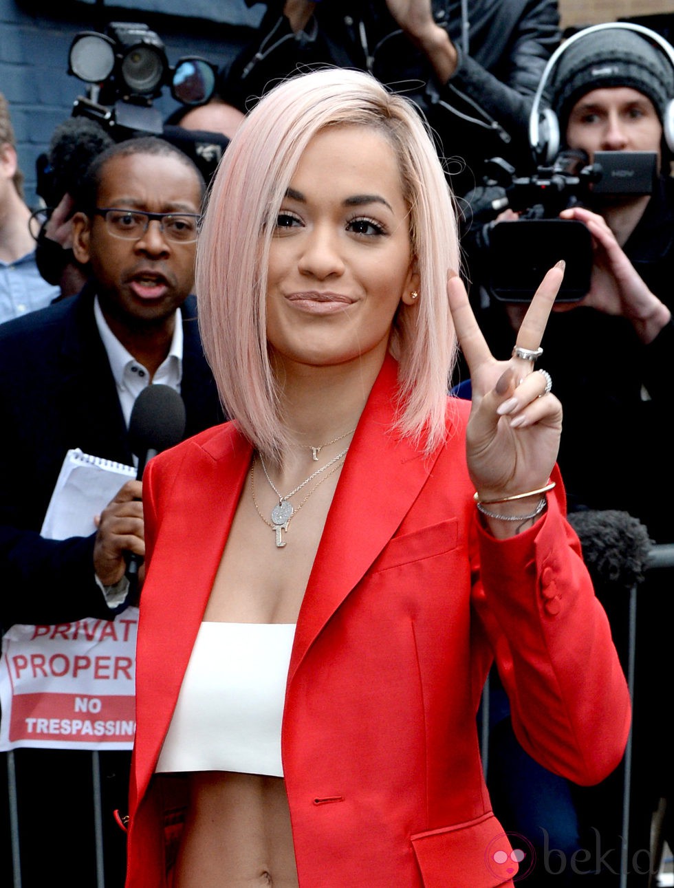 Rita Ora a su llegada al estudio para grabar la canción en apoyo al ébola