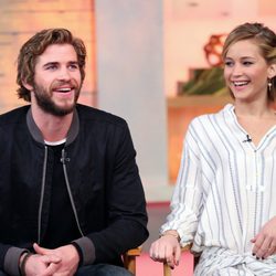 Liam Hemsworth y Jennifer Lawrence en el  programa 'Good Morning America'