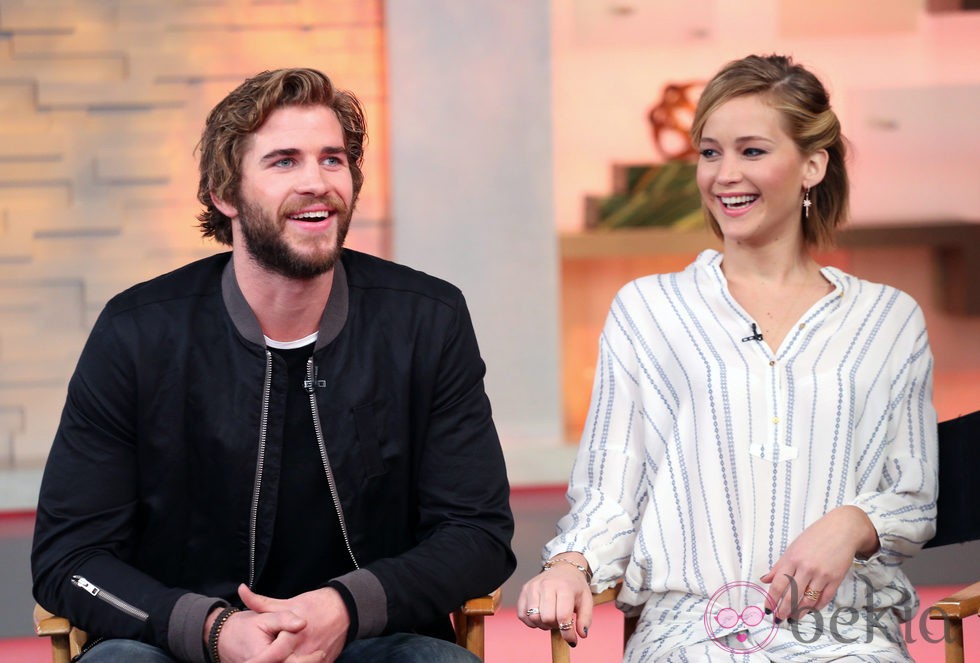 Liam Hemsworth y Jennifer Lawrence en el  programa 'Good Morning America'