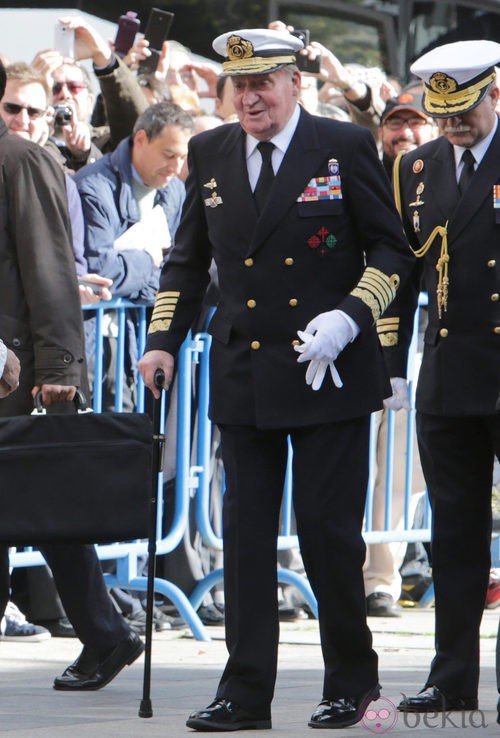 El Rey Juan Carlos con muletas en la inauguración del monumento a Blas de Lezo