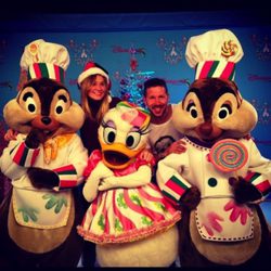 Diego Pablo Simeone y Carla Pereyra en Disneyland Paris