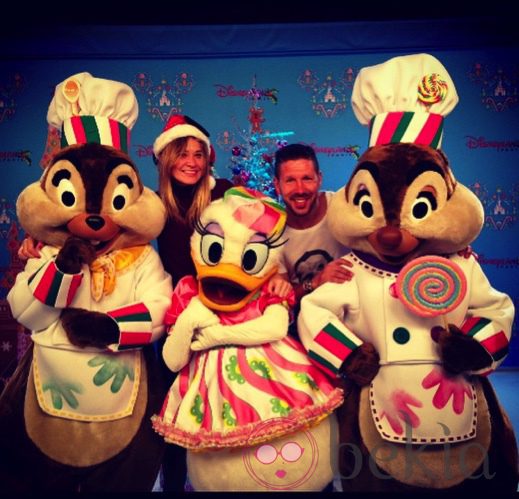 Diego Pablo Simeone y Carla Pereyra en Disneyland Paris