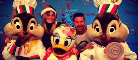 Diego Pablo Simeone y Carla Pereyra en Disneyland Paris