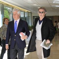 El Duque de Húescar y Alfonso Díez visitan a la Duquesa de Alba en el Hospital Sagrado Corazón de Sevilla