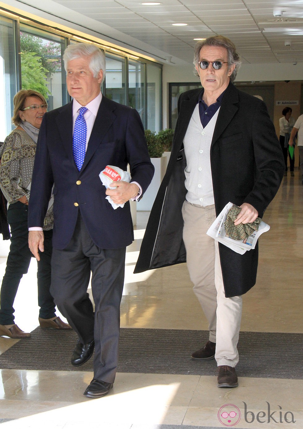 El Duque de Húescar y Alfonso Díez visitan a la Duquesa de Alba en el Hospital Sagrado Corazón de Sevilla