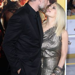 Jessica Simpson y Eric Johnson posando en el estreno de 'Sinsajo' en Los Ángeles