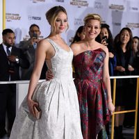 Jennifer Lawrence y Elizabeth Banks en el estreno de 'Sinsajo' en Los Ángeles