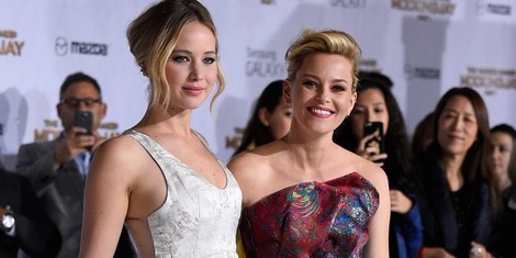 Jennifer Lawrence y Elizabeth Banks en el estreno de 'Sinsajo' en Los Ángeles