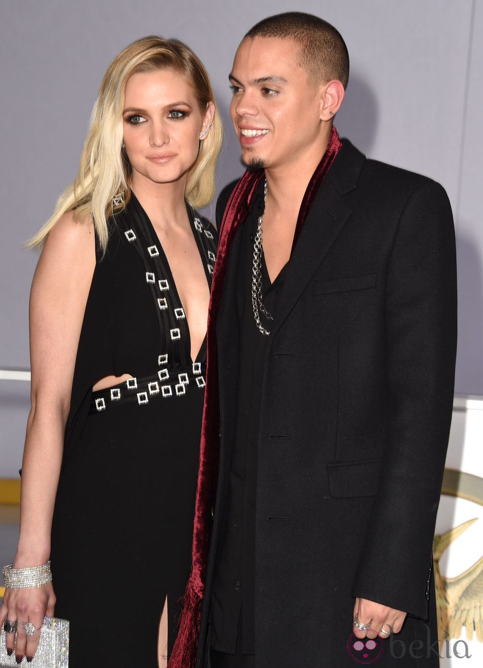 Ashlee Simpson y Evan Ross en el estreno de' Sinsajo' en Los Ángeles