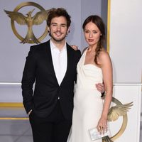 Sam Claflin y  Laura Haddock en el estreno de 'Sinsajo' celebrado en Los Ángeles