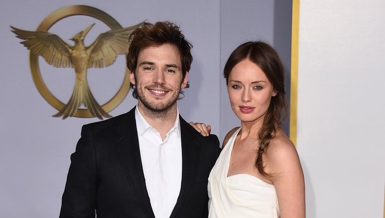 Sam Claflin y  Laura Haddock en el estreno de 'Sinsajo' celebrado en Los Ángeles