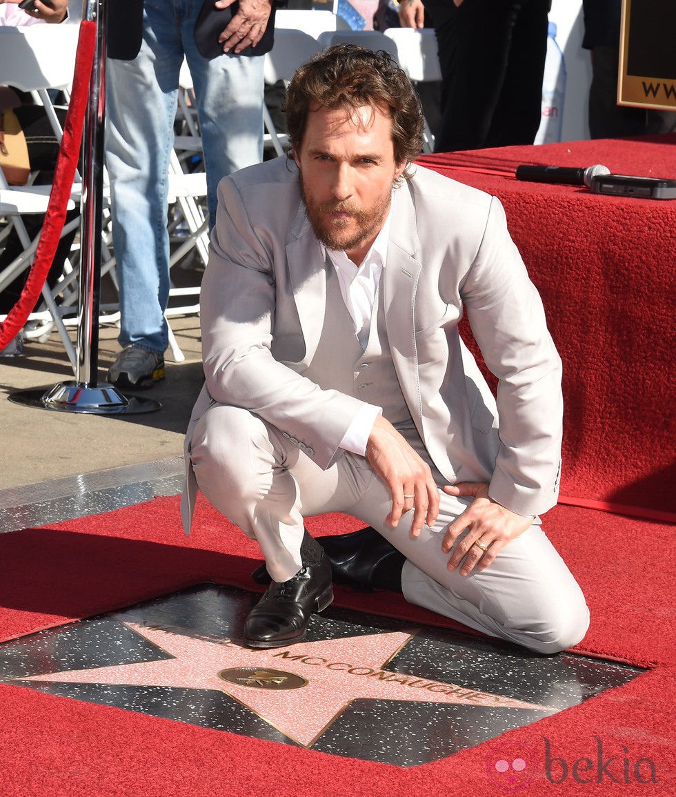 Matthew McConaughey junto a su estrella en el Paseo de la Fama de Hollywood