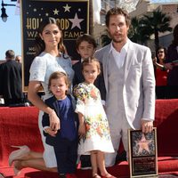 Matthew McConaughey estrena su estrella en el Paseo de la Fama de Hollywood con Camila Alves y sus tres hijos