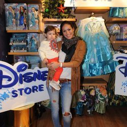 Mireia Canalda con su hija Inés en la inauguración de una tienda infantil en Barcelona