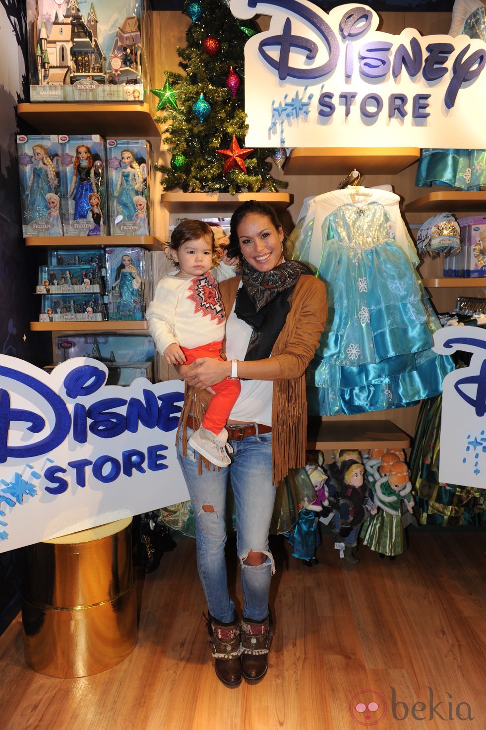 Mireia Canalda con su hija Inés en la inauguración de una tienda infantil en Barcelona