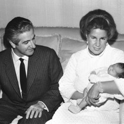 Los Duques de Alba presentan a su hija Eugenia en 1968