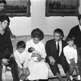 Los Duques de Alba con sus seis hijos en 1968