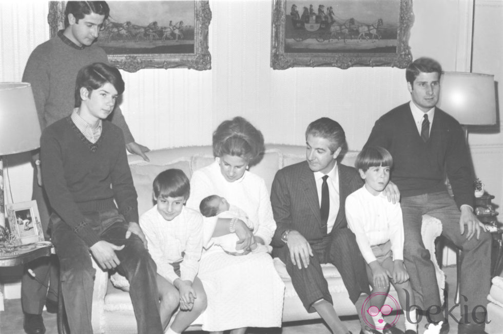 Los Duques de Alba con sus seis hijos en 1968