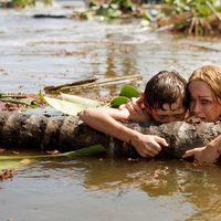 Naomi Watts y Tom Holland en una escena de 'Lo Imposible'