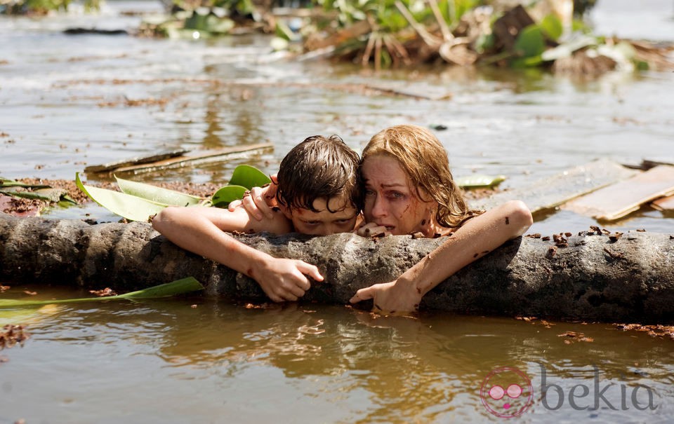 Naomi Watts y Tom Holland en una escena de 'Lo Imposible'