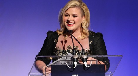 Kelly Clarkson en la gala aniversario a sus 15º años de carrera musical en Nueva York