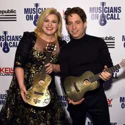 Kelly Clarkson y Charlie Walk en la gala aniversario a sus 15º años de 'EVP Republic Records'