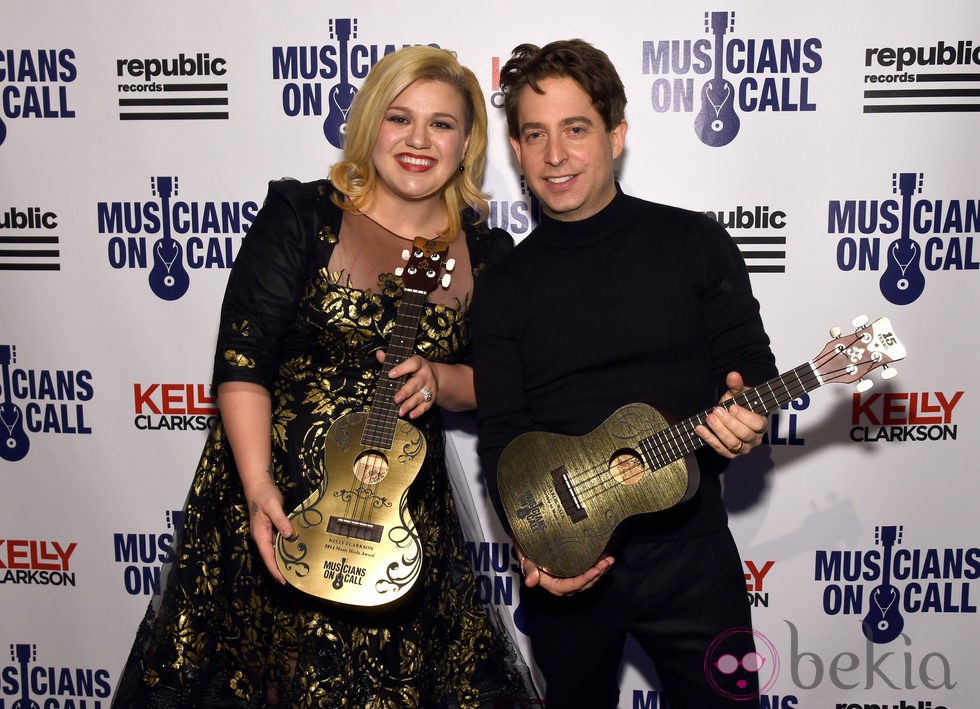 Kelly Clarkson y Charlie Walk en la gala aniversario a sus 15º años de 'EVP Republic Records'