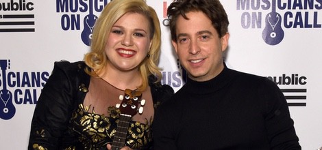 Kelly Clarkson y Charlie Walk en la gala aniversario a sus 15º años de 'EVP Republic Records'