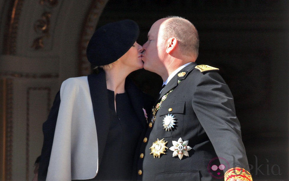 Alberto y Charlene de Mónaco se dan un beso en el Día Nacional de Mónaco 2014