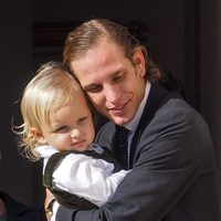 Andrea Casiraghi, cariñoso con su hijo Sasha en el Día Nacional de Mónaco 2014