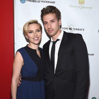 Scarlett Johansson con su hermano Hunter en una gala benéfica en Nueva York