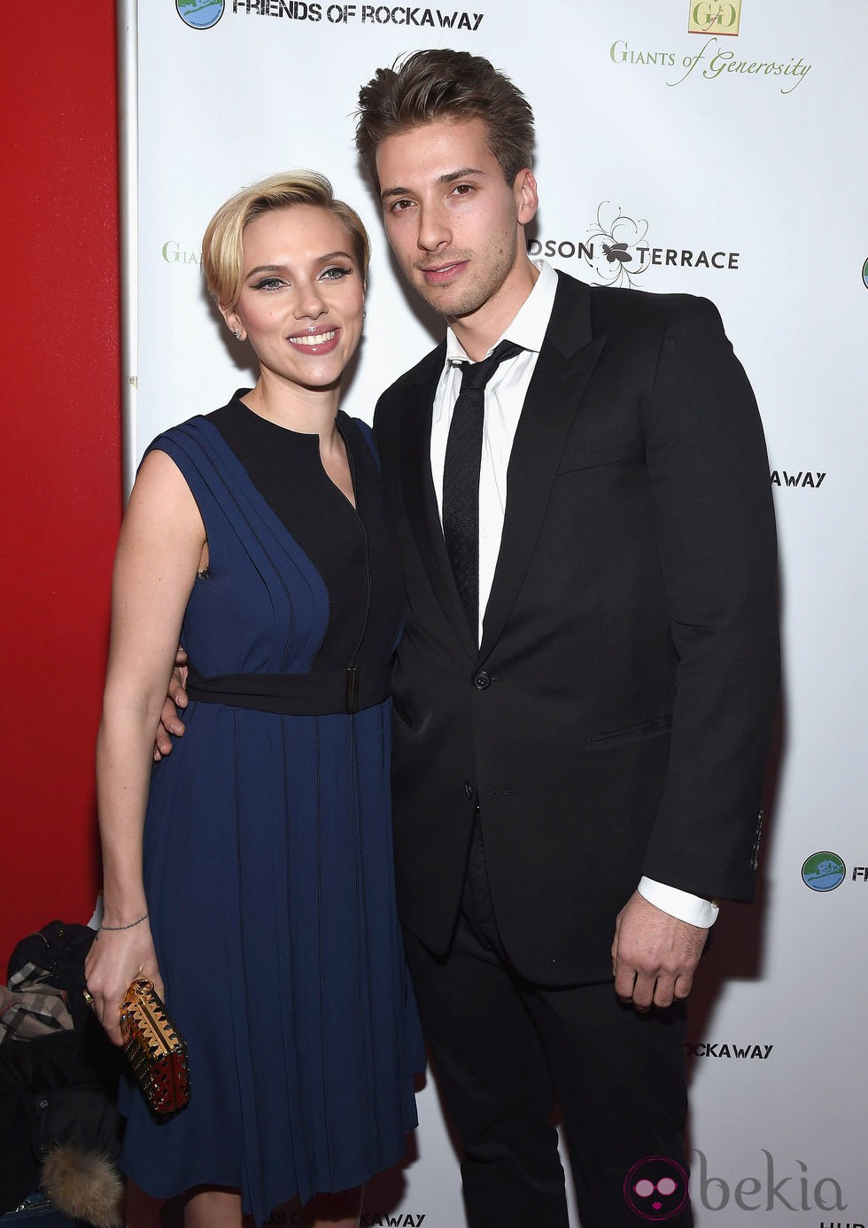 Scarlett Johansson con su hermano Hunter en una gala benéfica en Nueva York