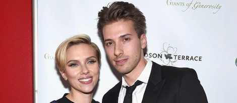 Scarlett Johansson con su hermano Hunter en una gala benéfica en Nueva York