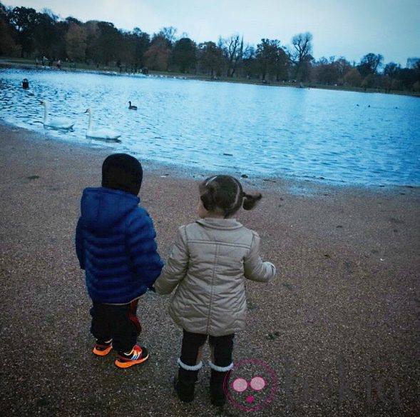 Thiago Messi y Lia Fàbregas en Hyde Park