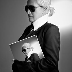 Chelo García Cortés como Karl Lagerfeld en la Sálvame Fashion Week