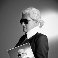 Chelo García Cortés como Karl Lagerfeld en la Sálvame Fashion Week