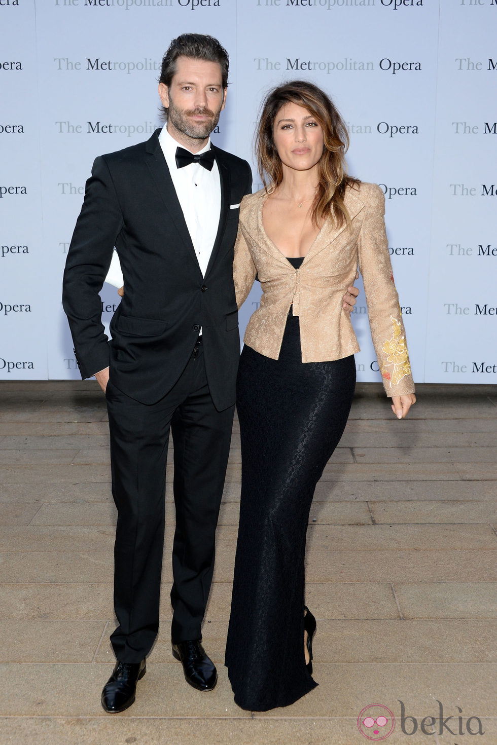 Louis Downer y Jennifer Esposito en el 'Metropolitan Opera Season Opening'