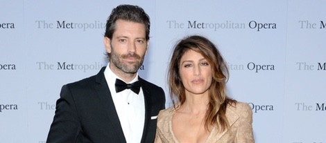 Louis Downer y Jennifer Esposito en el 'Metropolitan Opera Season Opening'