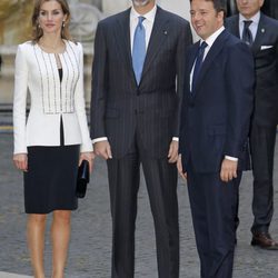 Los Reyes Felipe y Letizia con Matteo Renzi en su primer viaje oficial como Reyes a Italia