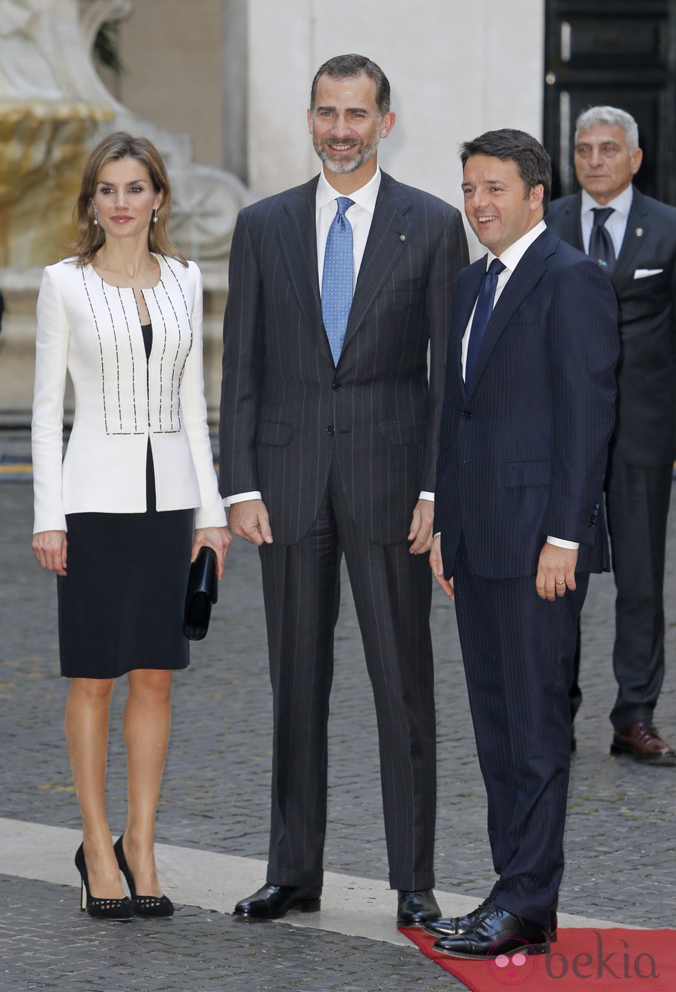 Los Reyes Felipe y Letizia con Matteo Renzi en su primer viaje oficial como Reyes a Italia