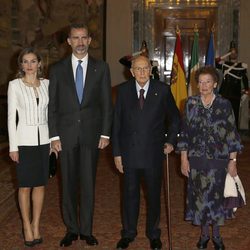 Los Reyes Felipe y Letizia con el presidente de Italia y su esposa en su primer viaje a Italia como Reyes