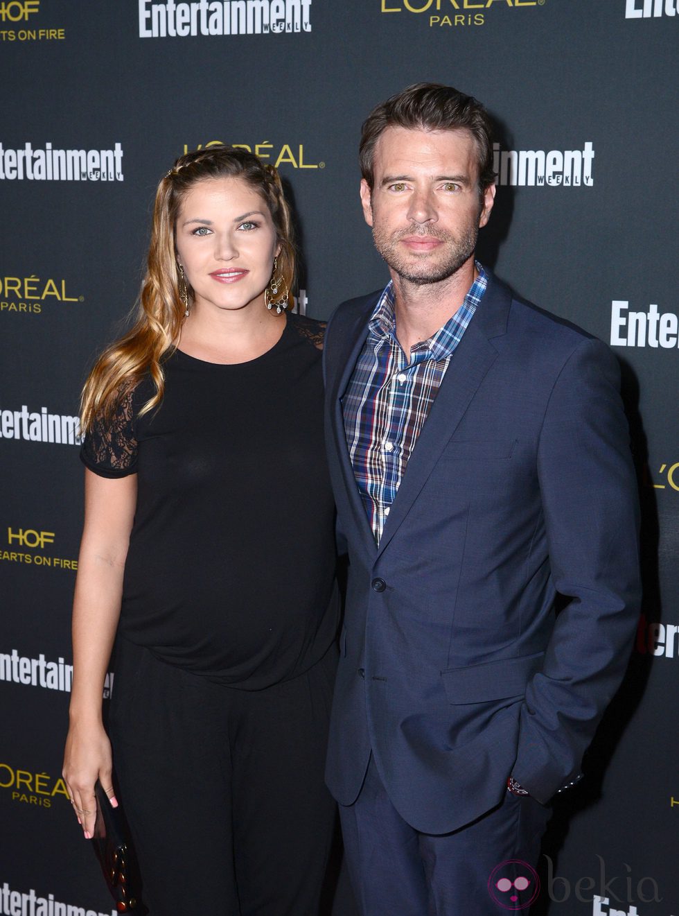 Scott Foley y su mujer, Marika Dominczyk en la fiesta Pre-Emmy