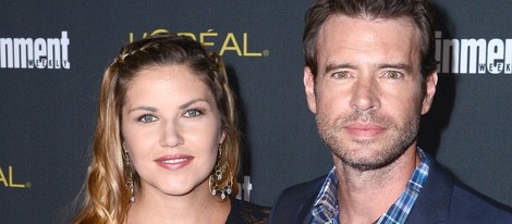 Scott Foley y su mujer, Marika Dominczyk en la fiesta Pre-Emmy