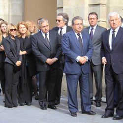 Los hijos y nietos de Doña Cayetana antes de entrar en la capilla ardiente de la Duquesa de Alba