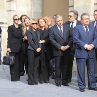 Los hijos y nietos de Doña Cayetana antes de entrar en la capilla ardiente de la Duquesa de Alba