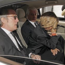 Alfonso Díez, Eugenia Martínez de Irujo y el Duque de Huéscar saliendo de Dueñas tras la muerte de la Duquesa de Alba