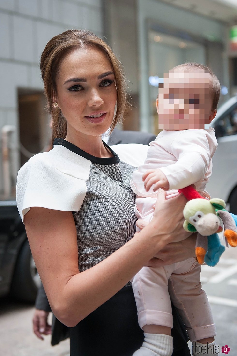 Tamara Ecclestone acude, con su hija Sophia, a una reunión promocional en Hong Kong